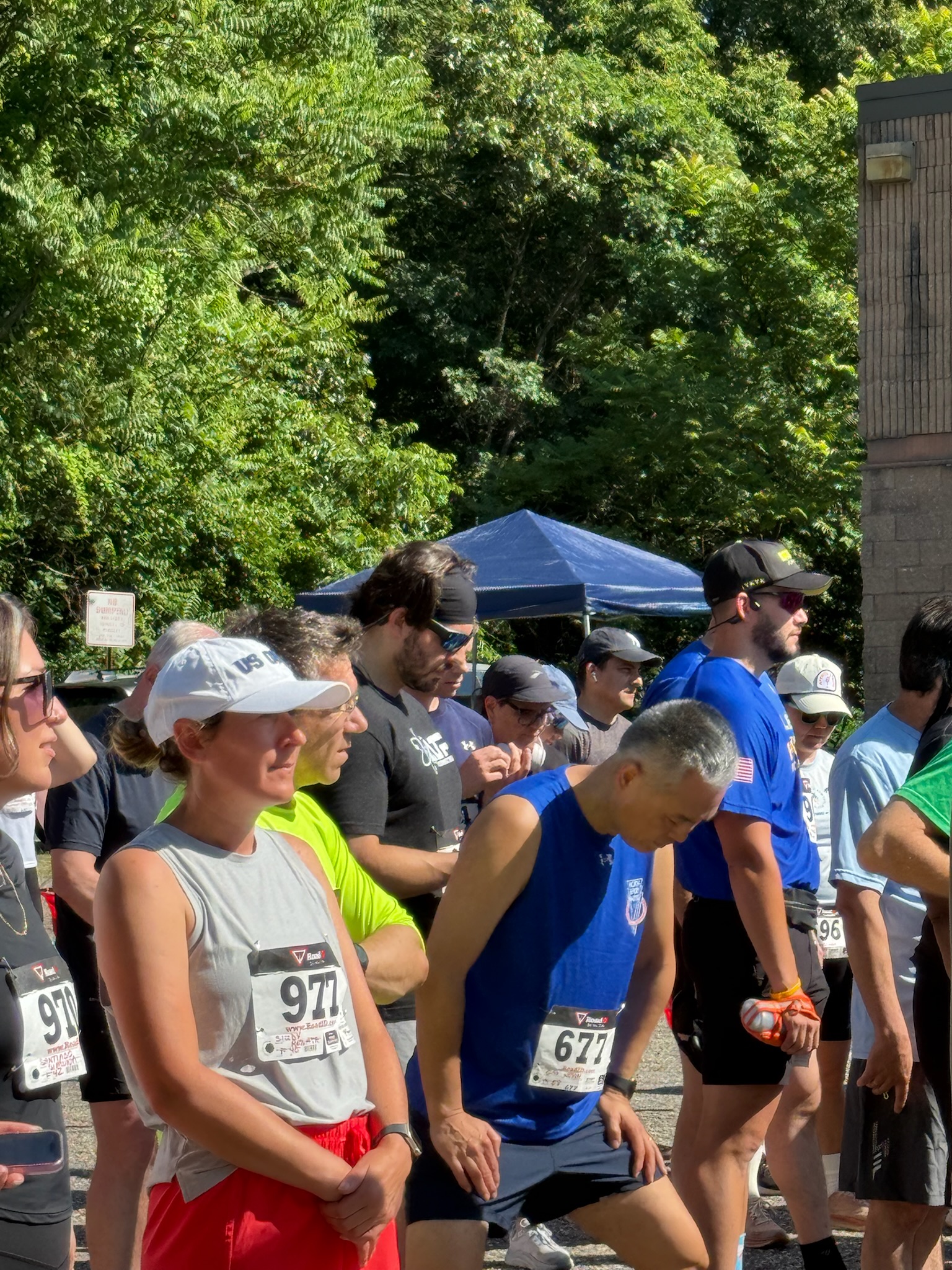 Runners lined up shoulder to shoulder at the Heart of Gold 5K start line.